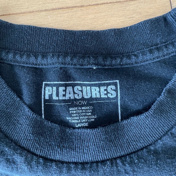 Pleasures| A Girl Is A Gun - Picture 2 of 2